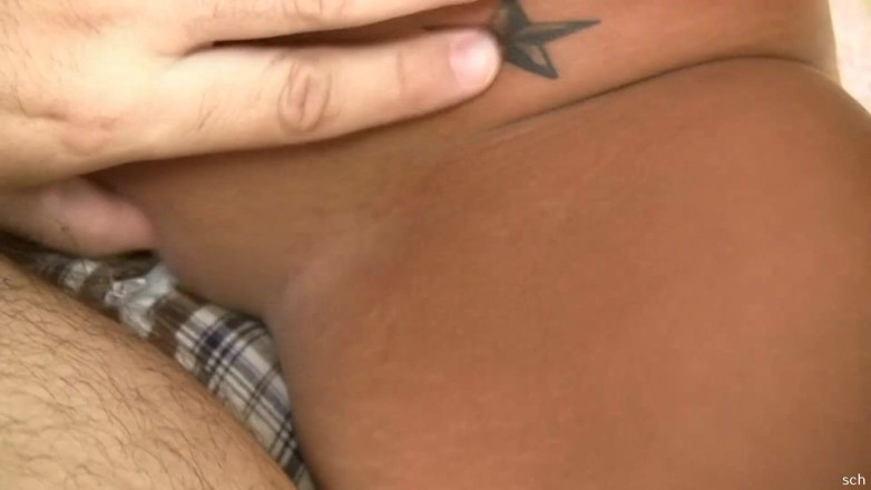 Hard raw sex: Una bella ragazza dai capelli scuri si strofina la figa...