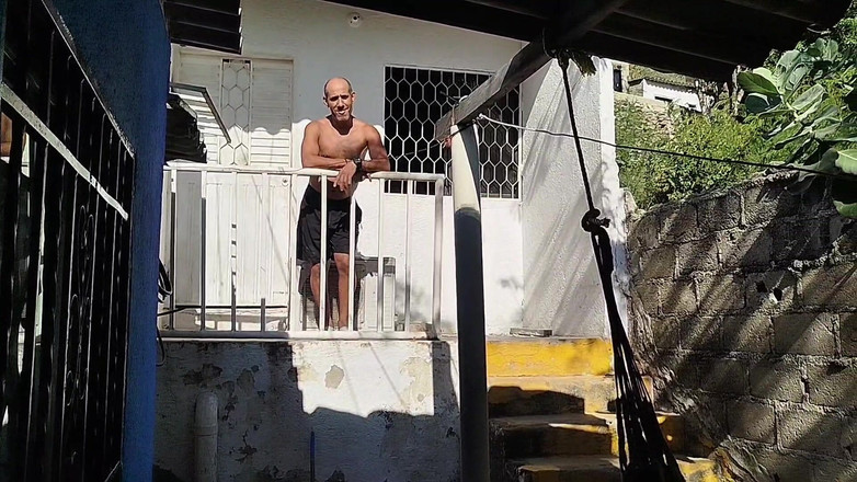 Adribella69: Baculatá latina má drsný sex se svým starým sousedem a...