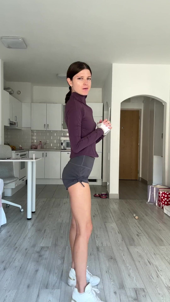 Gina Gerson: Solo Dirty Talk po tělocvičně a prstění kundičky