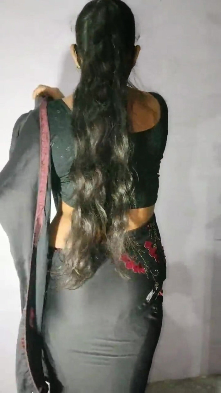 Divyax: Jovem peitos apertados bhabhi brincando com si mesmo
