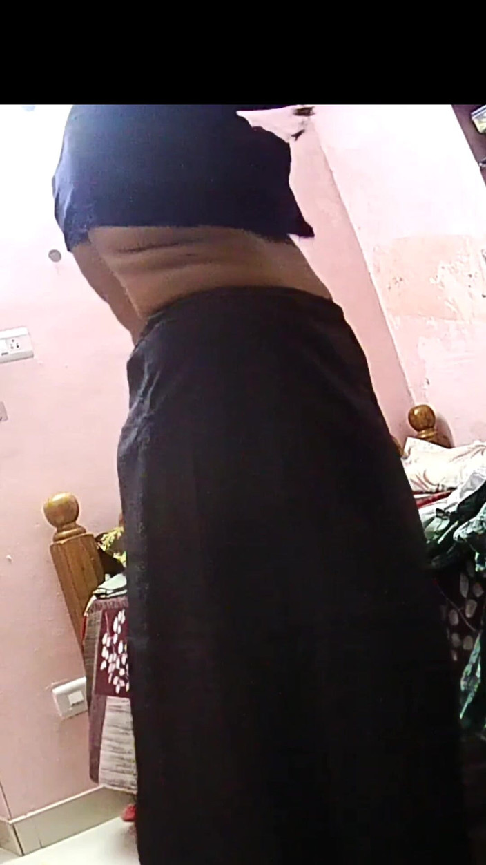 Black & white desicat: Calda casalinga sexy che si cambia abito indossando Saree pronta...