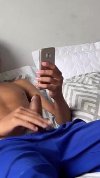 Saya meletakkan batang besar saya dalam pantat awak