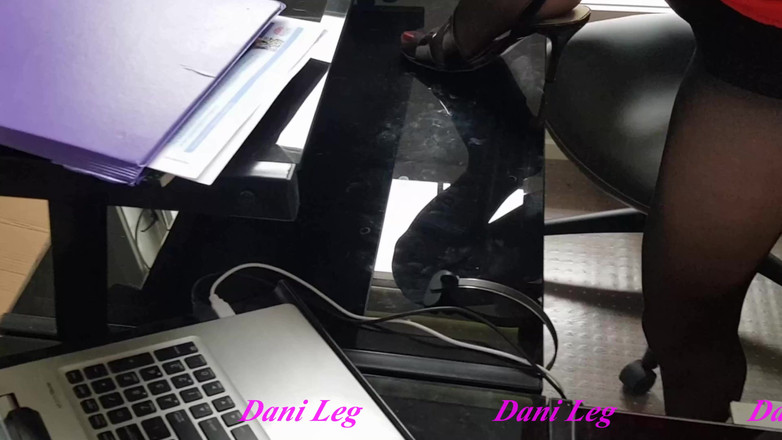 Dani Leg: Dani-been in sexy zwarte panty met rood gepolijste tenen