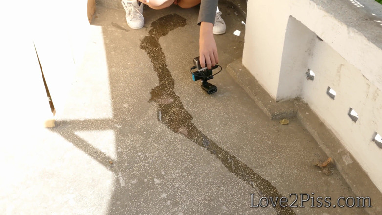 Love 2 Piss: Brunetă sexy care se pișă peste tot