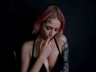 Laura Raspberry: Flicka med tatuering på att leka med fitta