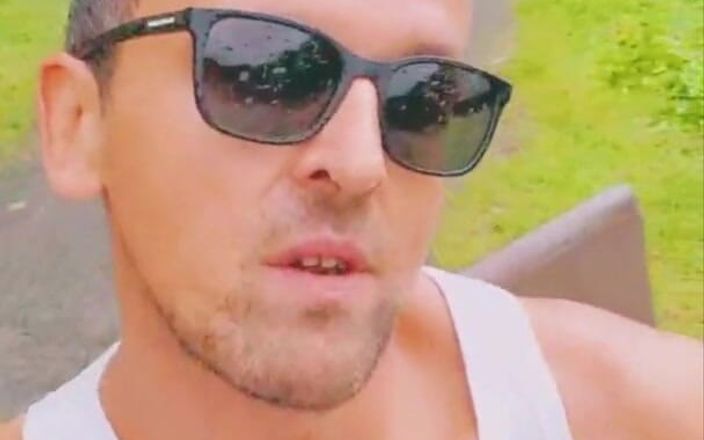 Slutboyben: Pik in regendouche