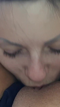 Ma copine après une longue séparation embrasse, lèche, suce, joue avec ma chatte