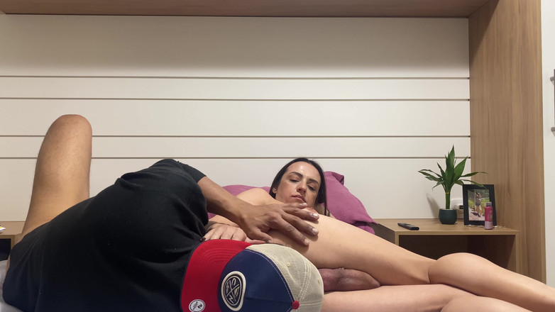 Rebeca Juicy trans: Lendo Um Livro Em Quato Ele Faz Uma Masagem Em...