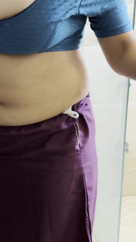 Bhabhi se převléká a čůrá, chytila mě a šukala