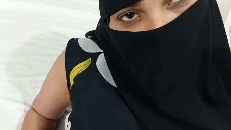 Dearshivani: 戴穆斯林头巾的女孩喜欢吮吸鸡巴，她多汁的阴户被她的男朋友舔舐。