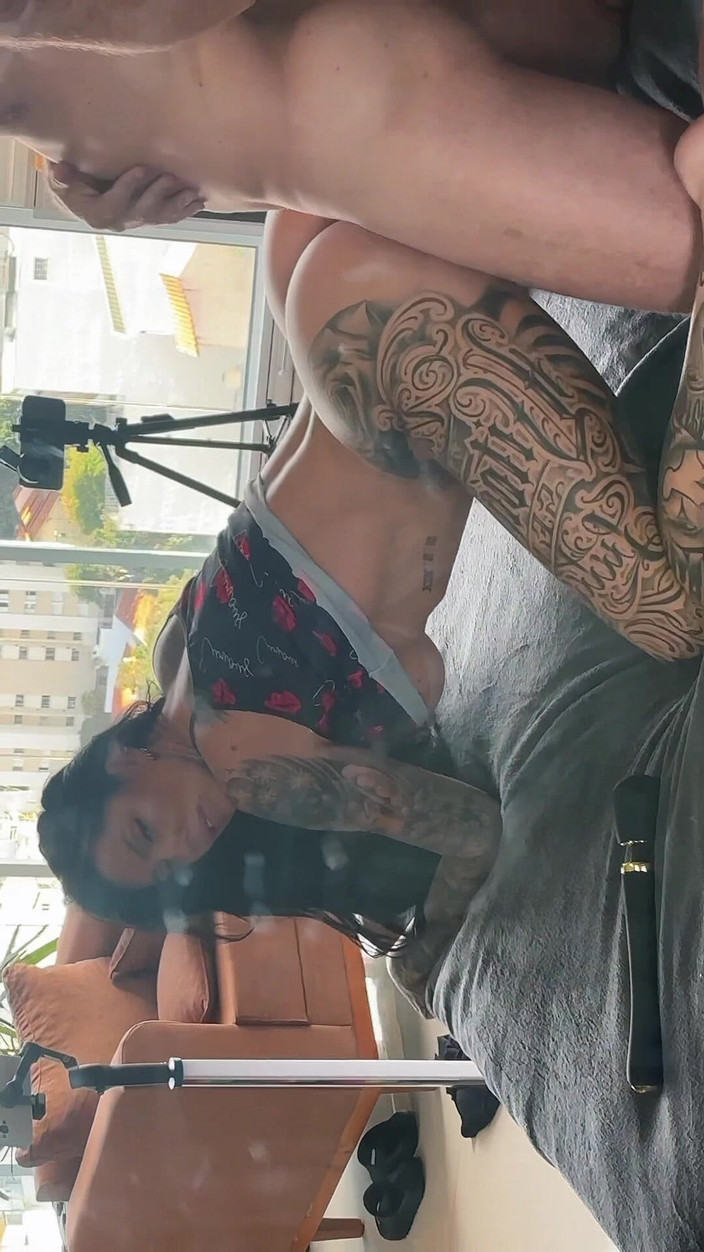 Johnny Grey: Gostosa si rambut coklat dihentikan selepas parti untuk tunggangan cowgirl...