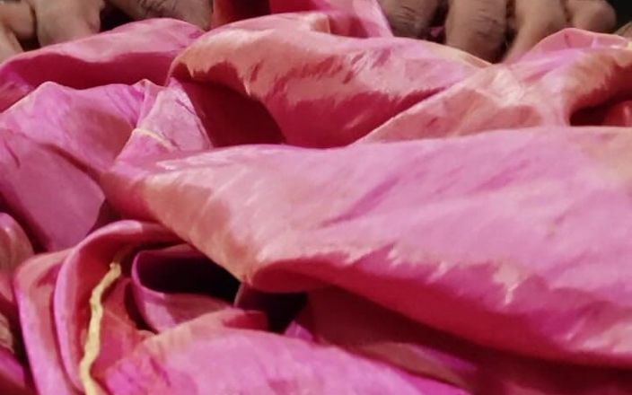 Satin and silky: Frotar polla en la cabeza con salwar de satén rosa...