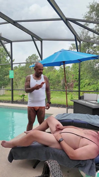 Având grijă de Allen lângă piscină