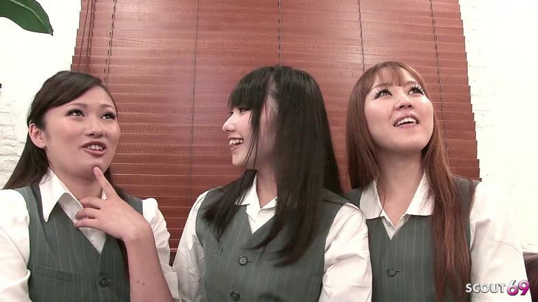 Asian porn collection: Unzensierter JAV Reverse CFNM Nalon Footjob von drei japanischen teenagern...