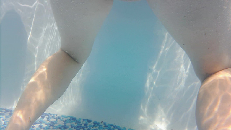 SimoneLive1: Följ med oss till poolen