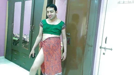 टॉप और बीच स्कर्ट में प्यारी बहन क्रॉसड्रेसर फेमबॉय स्वीट लॉलीपॉप।