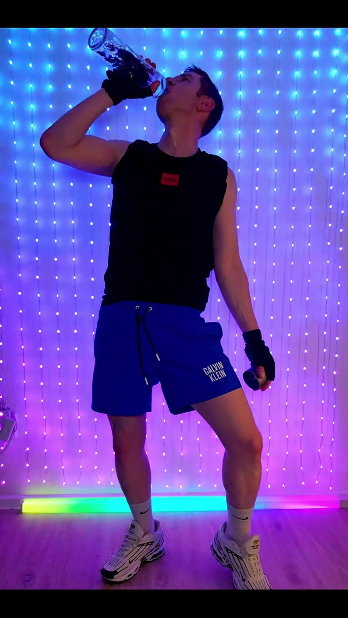 Roman Heart: Fitness cvičení v modrých šortkách