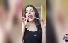 Tranny tuổi teen quái đản canela thích liếm xuất tinh ra khỏi bao cao su trong khi sục cu và xuất tinh