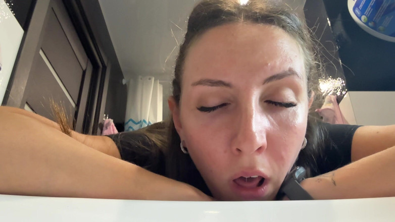 Hottie goddess: Ho vừa vặn với nỗi ám ảnh khạc nhổ khó chịu