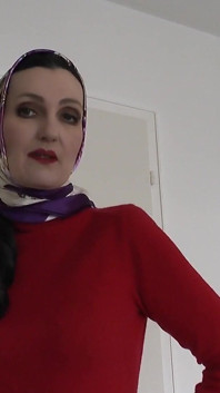 Lady Victoria Valente mostrou lenços elegantes de cetim com um suéter vermelho de gola alta cashmere