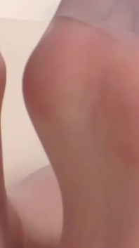 La teen latina fa un footjob in nylon un pompino con sborrata in faccia