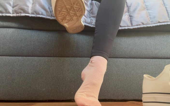 Goddess Lena: Converse și Șosete - pe creier