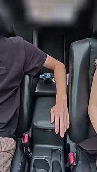 Kereta Mood naik, pemanduan intim membawa kepada blowjob yang suka bermain dan detik menelan mani yang lembut