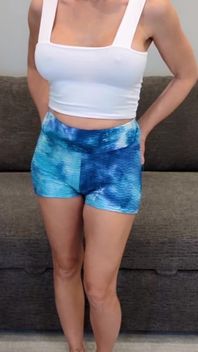 Blaue hintern, shorts und weißer Tank