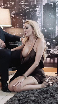 Une chaudasse blonde sexy raconte à son mari ses escapades sexuelles et le laisse la récupérer