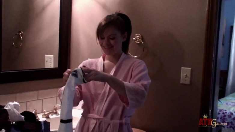 ATKIngdom Fans: Angel changing her clothes
