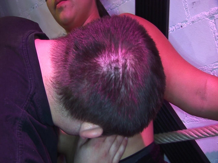 Spank-Bang: Дама с завязанными глазами наслаждается покорным гэнгбэнгом