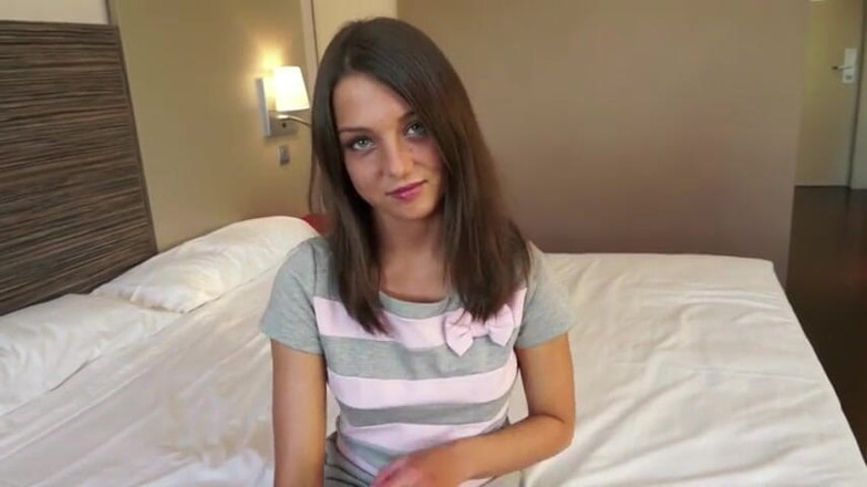 Backdoor Films: Schattige brunette tiener in haar kont geneukt op casting