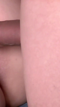 Close-up strakke kut wordt hard geneukt en enorme lading sperma