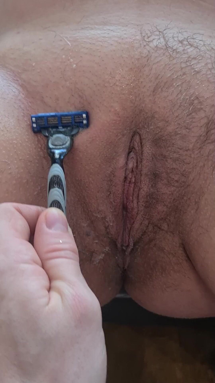 Testicarl: Pregnant MILF Gets Shaved and Then Horny Fucked with Cum...