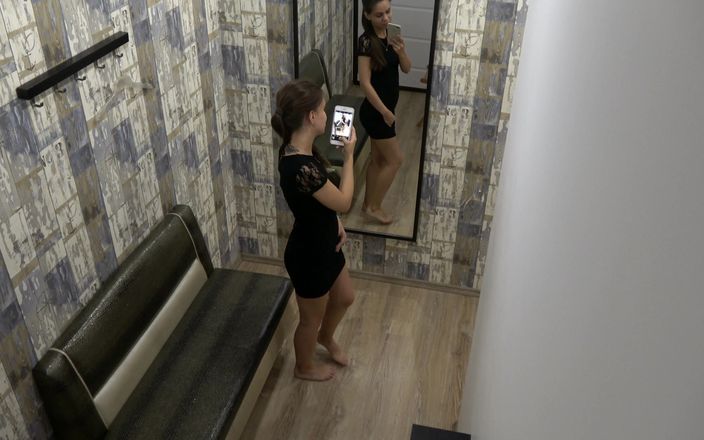 Milfs and Teens: Adolescentă amatoare în mini-fustă neagră