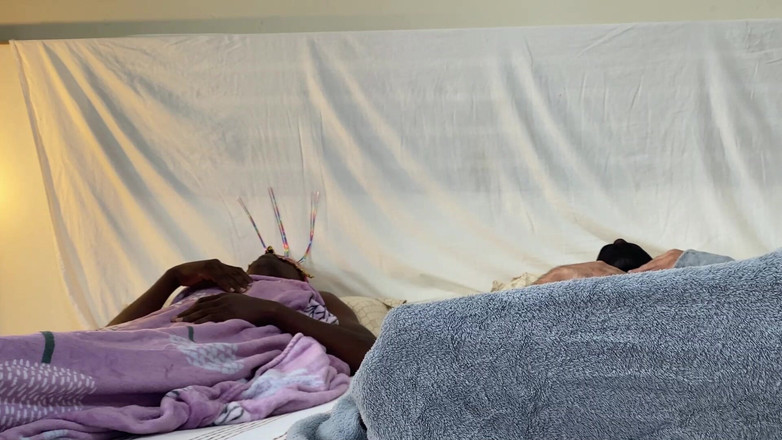 Girlnona: Istriku berusaha untuk tetap setia, tapi suaminya nggak bisa menentang...