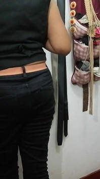Club-MILf macht sich bereit, ihr kleid zu machen