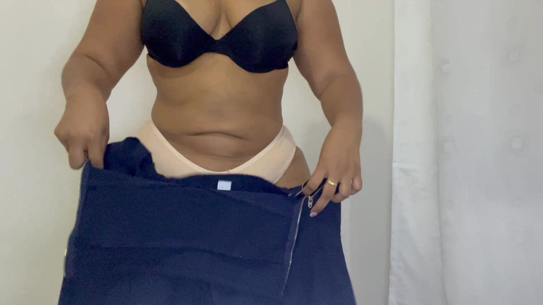 kelsyStar: 丰满的护士在镜头前展示她的透明胶片
