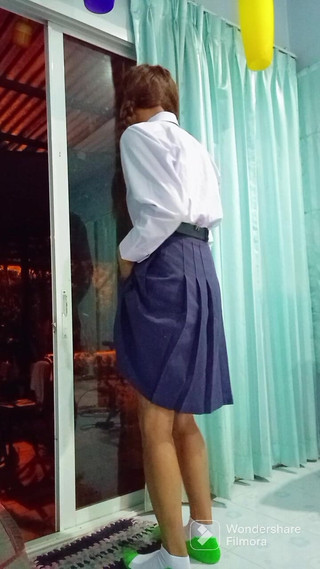 Menaiisd: Zlobivé studentky si hrají uprostřed ulice.