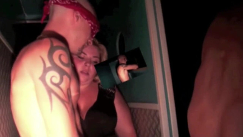 Crunch Boy: Etero viene ciucciato da un gay nei gloryhole