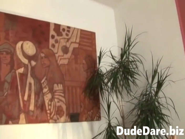 DudeDare: Sexy dvojčata šukají hardcore na gauči