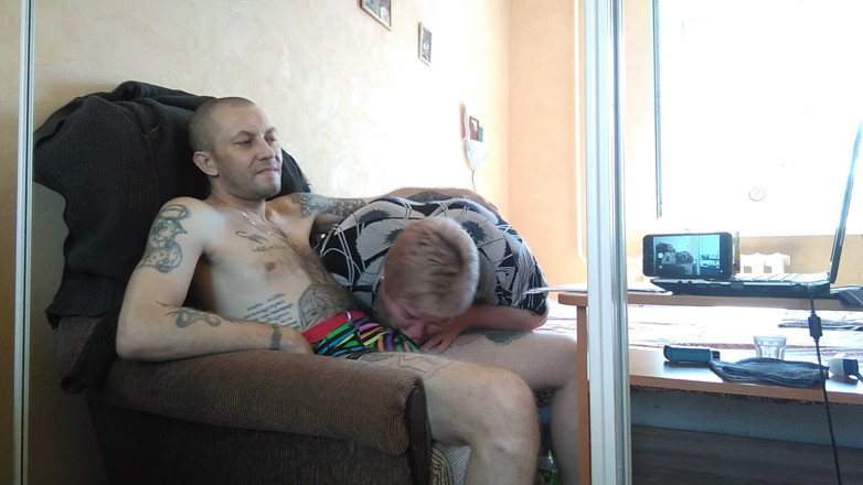 Zona901: La matrigna mi succhia e mi masturba il cazzo 1