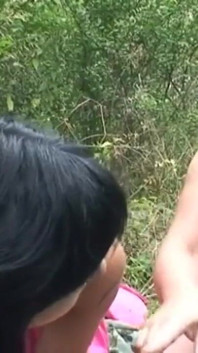 Una vecchia coppia convince una giovane mora a scopare con loro nei boschi