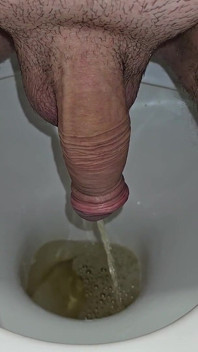Pria kencing di toilet