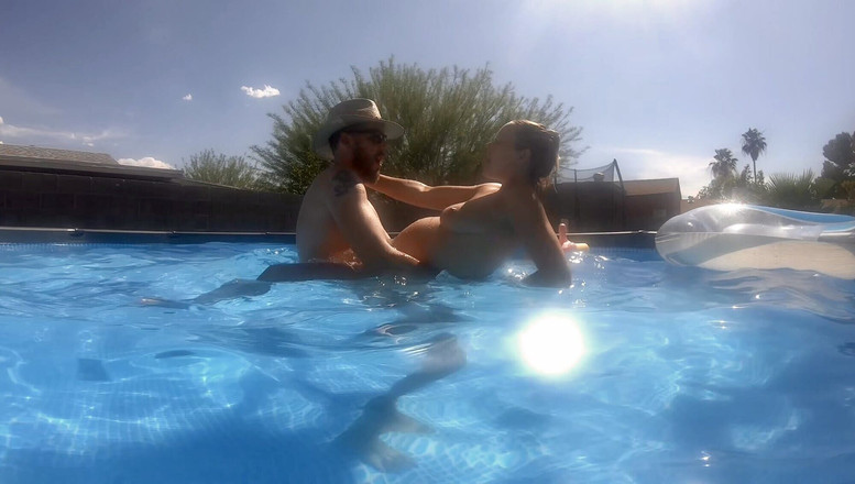 Mya Lane: Sesso in gravidanza in piscina fuori