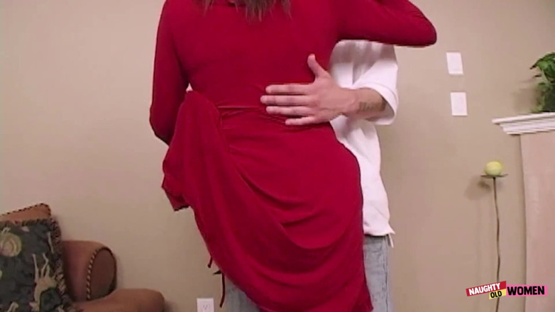 Naughty old women: Erfahrene MILF trägt dessous, während sie den hengst knallt und...