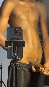 Štíhlá twink show s velkým čůrákem