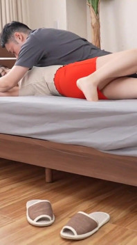 Nu mai suportam cu soția excitată de alături care se masturbează în fiecare zi. 1