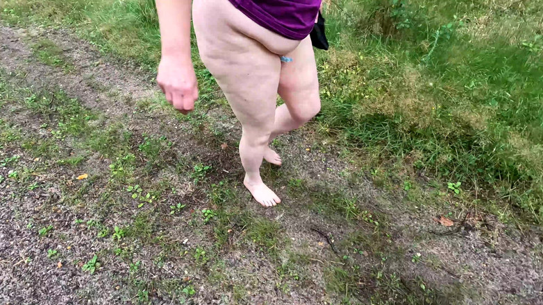 Bouncy Tits Action: Затискаючи свою пизду, я ходжу голою по лісу