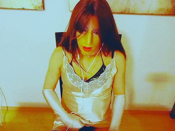 Tammy sissy slave: Heißer Crossdresser: In Glitzer gekleidet, schaut Pornos und berührt mich